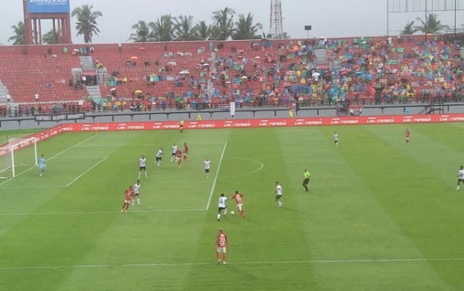Bali United kalah melawan PSS Sleman 0-1 pada laga pembuka Liga 1 Indonesia musim 2023-2024 di Stasion Kapten I Wayan Dipta, Kabupaten Gianyar, Bali, Sabtu (1/7). (ANTARA/Dewa Ketut Sudiarta Wiguna)