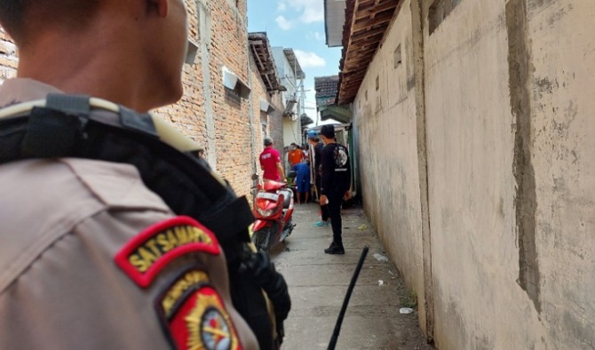 Rekonstruksi pembunuhan di indekos tersangka Ari di Desa Sawahan, Kecamatan Ngemplak, Kabupaten Boyolali yang tak jauh dari Polsek Ngemplak, Rabu (5/7/2023). (RAGIL LISTIYO/RADAR SOLO)