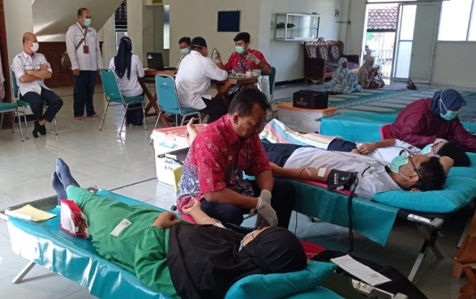 Kegiatan donor darah yang digelar RSUP dr Soeradji Tirtonegoro Klaten di lantai I Masjid Baitusy Syafiy. (DOK RSUP dr Soeradji Tirtonegoro Klaten)