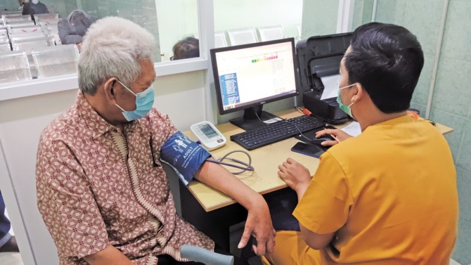 KONTROL KESEHATAN: Pasien lansia sedang memeriksakan tensinya di layanan rumah sakit di Klaten. (ANGGA PURENDA/RADAR SOLO)