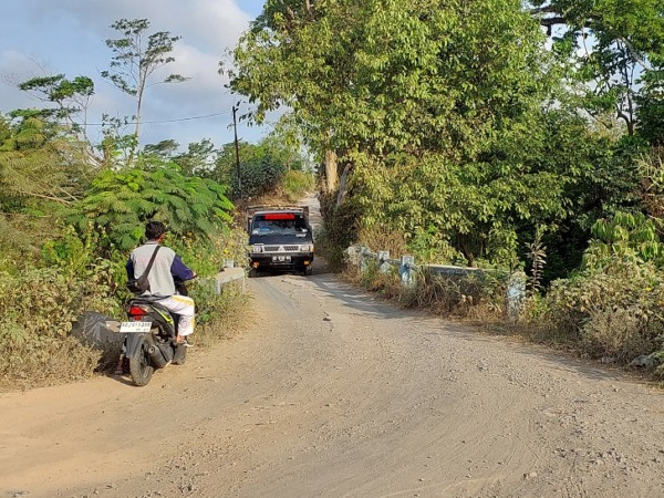 Kondisi jalan Dusun Randu, Desa Jelok, Kecamatan Cepogo Kabupaten Boyolali yang rusak dan ditambal warga dengan tanah. (RAGIL LISTIYO/RADAR SOLO)
