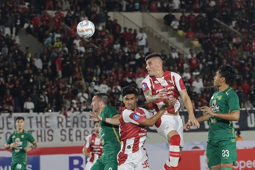 Pemain Persis Solo saat berebut bola dengan pemain Persebaya Surabaya di Stadion Manahan, Sabtu (1/7/2023). Pada laga perdana Liga 1 ini, Persis kalah 2-3. (M. IHSAN/RADAR SOLO)