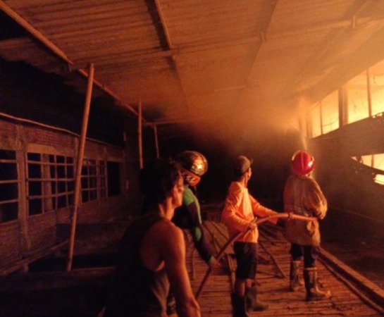 DISELIDIKI: Kebakaran kandang ayam di Purwosuman, Kecamatan Sidoharjo, Sabtu (1/7) malam. (AHMAD KHAIRUDIN/RADAR SOLO)