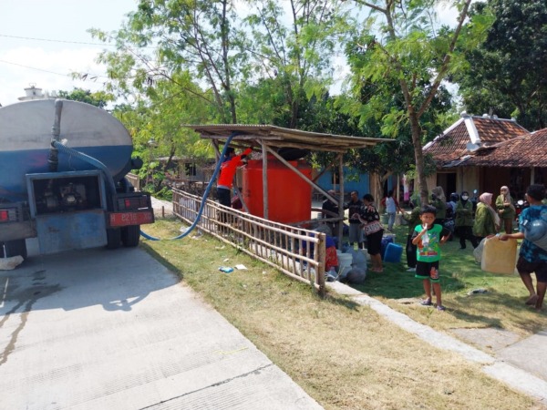 BUTUH BANTUAN: Mobil tangki memasok air bersih bagi warga Kowang, Desa Ngargotirto, Kecamatan Sumberlawang, kemarin (5/7/2023). (AHMAD KHAIRUDIN/RADAR SOLO)