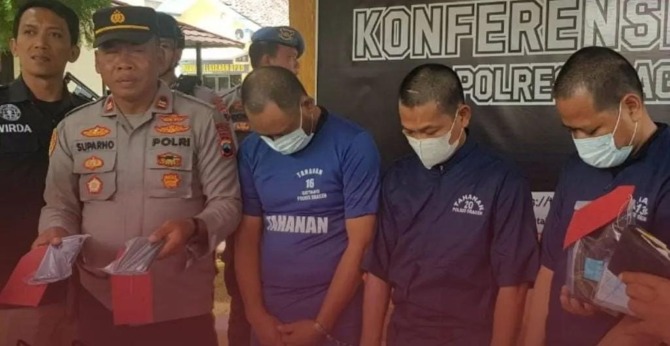 GELAR KASUS: Kapolsek Plupuh Iptu Suparno menunjukkan tiga tersangka pencurian kartu ATM. (AHMAD KHAIRUDIN/RADAR SOLO)