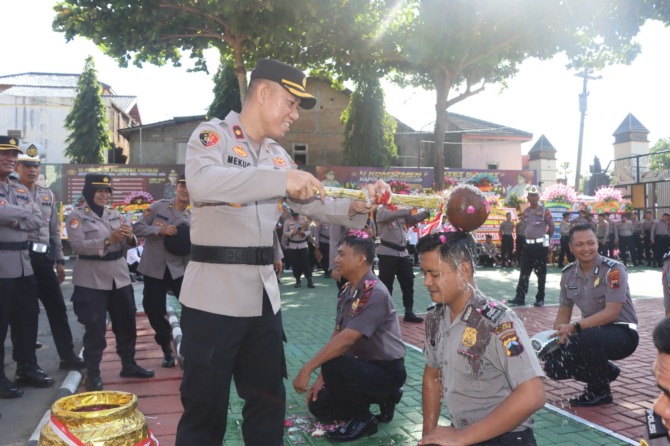 Wakapolres Wonogiri Kompol Andi Mohamad Akbar Mekuo memimpin upacara kenaikan pangkat di halaman depan Mapolres Senin (3/7). (IWAN ADI LUHUNG/RADAR SOLO)