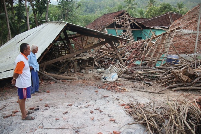 Dapur rumah Katimin, warga Dlepih, Kecamatan Tirtomoyo, Kabupaten Wonogiri runtuh akibat gempa Bantul, Sabtu (1/7/2023). (IWAN ADI LUHUNG/RADAR SOLO)