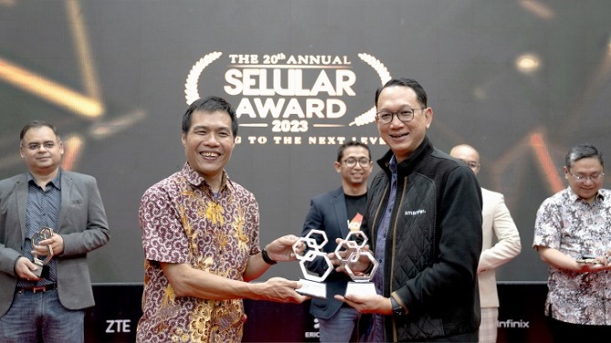 Chief Commercial Officer Smartfren  Muljono (kanan), menerima penghargaan Selular Awards 2023 dari Direktur Selular Media Network Budiman. Penghargaan tersebut diperoleh dari dua kategori, yaitu Best Social Movement dari Gerakan 100% untuk Indonesia yang