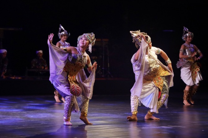 MENAWAN: Penari dari Sanggar Kinnara Kinnari menampilkan tarian Kinnara Kinnari di Taman Budaya Jawa Tengah, 7 Juni lalu. (M. IHSAN/RADAR SOLO)