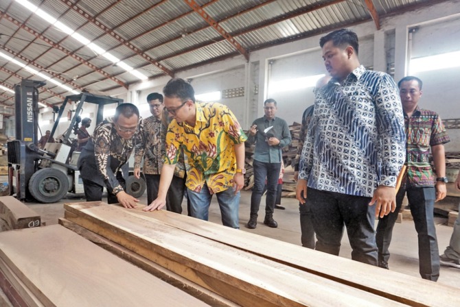 TINJAUAN: Wamendag Jerry Sambuaga (tengah) di usaha pengolahan kayu Desa Karang, Delanggu, Sabtu (1/7/2023). (ANGGA PURENDA/RADAR SOLO)