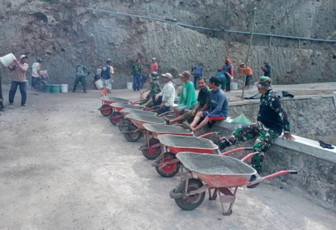 Persiapan TMMD di Desa Krandegan, Kecamatan Bulukerto belum lama ini. (IWAN ADI LUHUNG/RADAR SOLO)