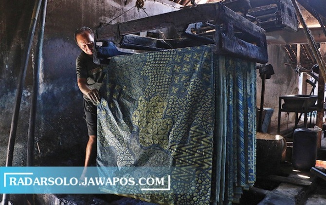 TETAP BERTAHAN: Perajin batik di Bekonang, Mojolaban, Sukoharjo, kini mulai merangkak bangkit setelah diterpa pandemi, kemarin (4/7/2023). (ARIEF BUDIMAN/RADAR SOLO)