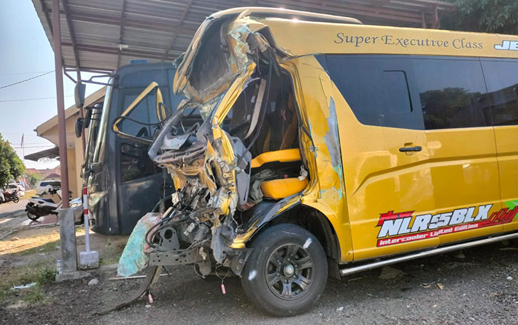 Kondisi mobil Elf yang alami kecelakaan maut di di Jalan Tol Solo-Ngawi KM 536+500 B, tepatnya di Desa Bandung, Kecamatan Ngrampal, Kamis (6/7) pagi. (AHMAD K/RADAR SOLO)