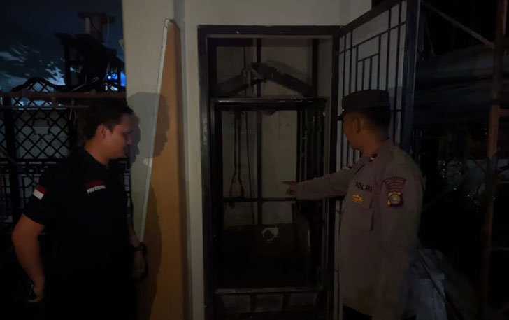 Polisi melakukan penyelidikan di TKP terjatuhnya lift sekolah Az Zahra Bandar Lampung yang akibatkan tujuh orang tewas  Bandarlampung, Rabu (5/7). (ANTARA/Polresta Bandarlampung)