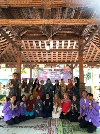 Kegiatan pengabdian masyarakat dosen dan mahasiswa STIKES Nasional di pendapa rumah Purbo, warga Gebang RT 05 RW 16, Kelurahan/Kecamatan Banjarsari, Kota Solo, Sabtu (3/6/2023). (DOK. STIKES NASIONAL)