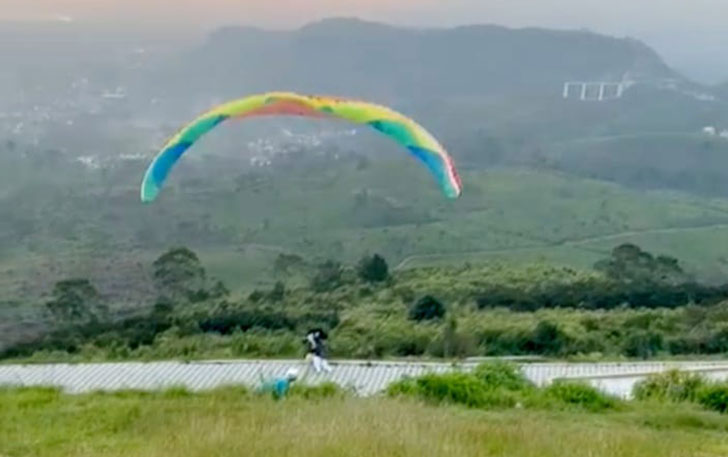 Tangkapan layar video wisatawan yang terjatuh saat bermain paralayan di Kawasan Wisata Paralayang, Desa Segorogunung, Kecamatan Ngargoyoso, Karanganyar. (Istimewa)