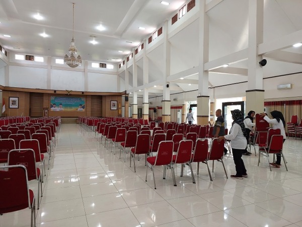 Persiapan penyambutan jemaah haji kloter perdana di Gedung Muzdalifah, Asrama Haji Donohudan, Selasa (4/7/2023). (RAGIL LISTIYO/RADAR SOLO)