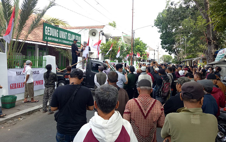Aksi people power yang digelar di depan Gedung Umat Islam Jalan Kartopuran, Serengan, Solo, Jumat (7/7) siang. (SILVESTER K/RADAR SOLO)