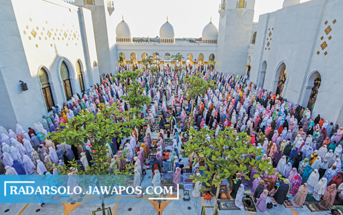 MEMBLUDAK: Jamaah tengah menunaikan salat idul Adha di Masjid Raya Sheikh Zayed Solo (29/6/2023). (M. IHSAN/RADAR SOLO)