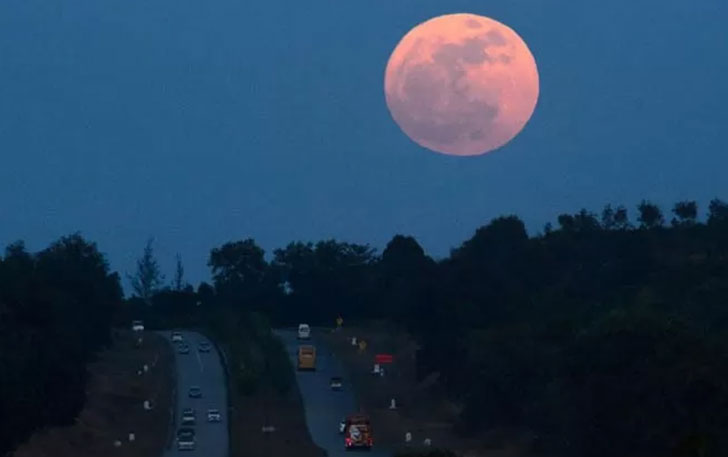 Ilustrasi supermoon. (JawaPos.com)
