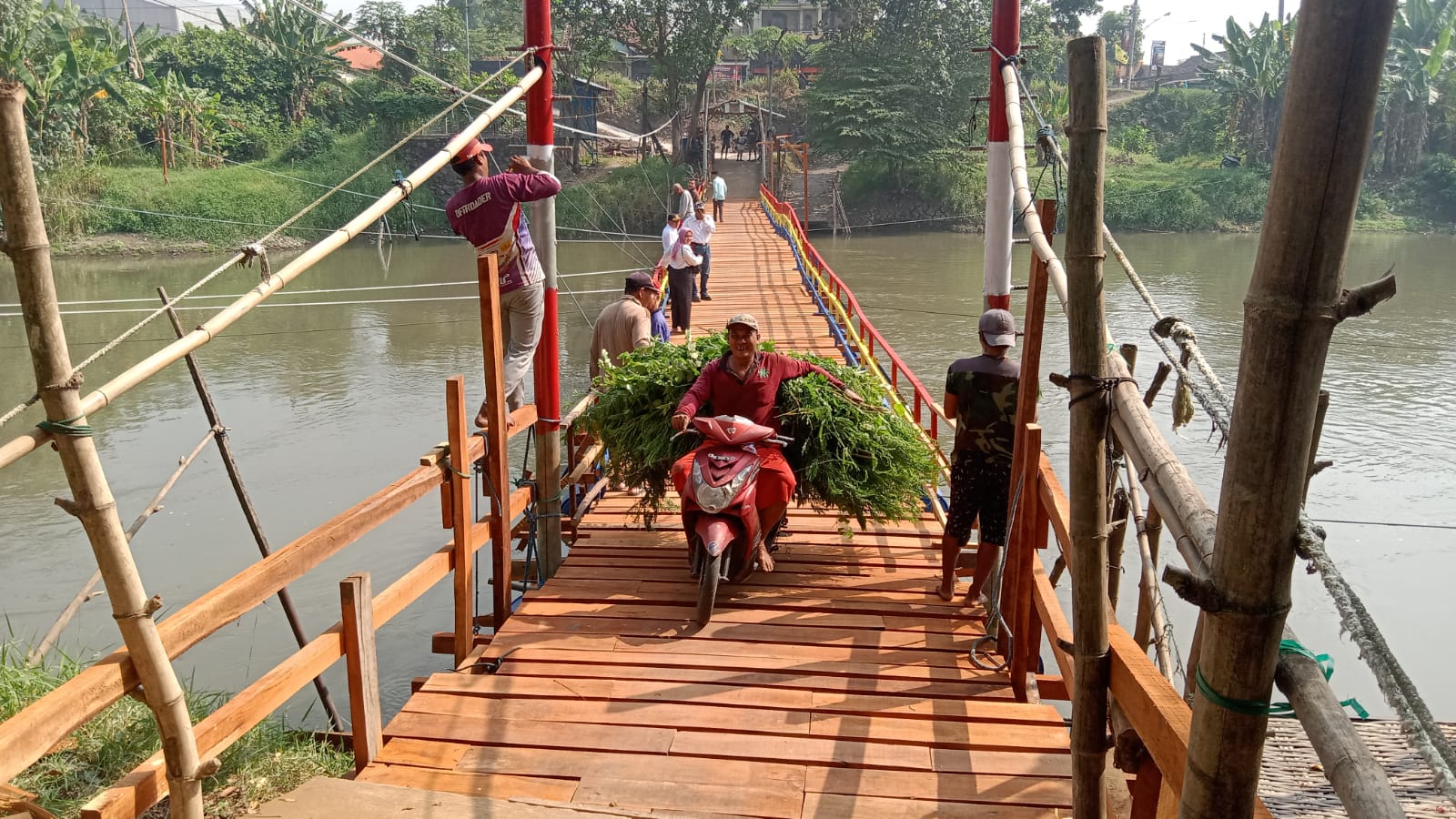 LEBIH DEKAT: Jembatan apung yang dibangun oleh Desa Bogempinggir dan Sumberame mulai dimanfaatkan masyarakat. (IST)