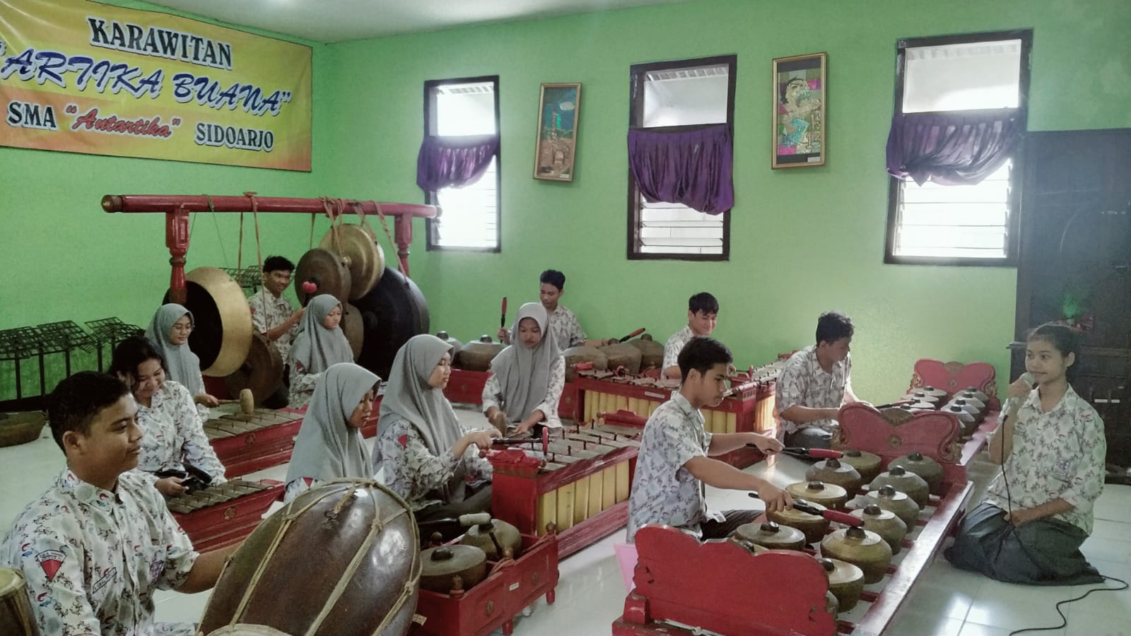 UNJUK BAKAT: Latihan ekstrakurikuler Karawitan untuk persiapan Penampilan di Pagelaran Antartika Fair. (ANAS/RADAR SIDOARJO)