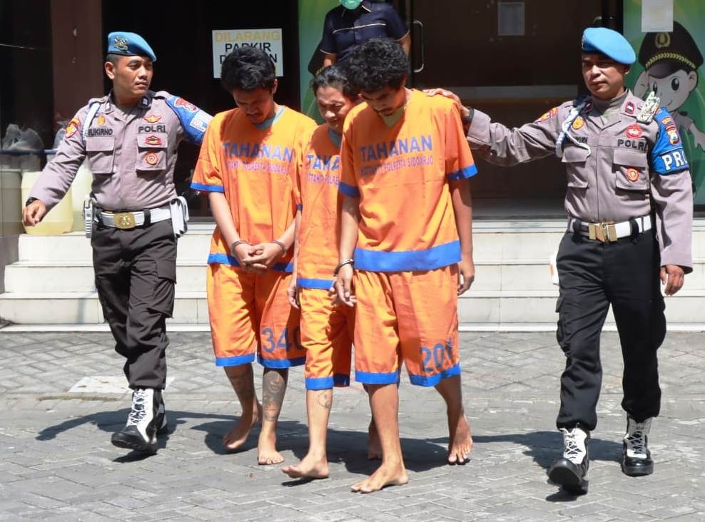NEKAT: Tiga tersangka pengedar uang palsu diamankan polisi.