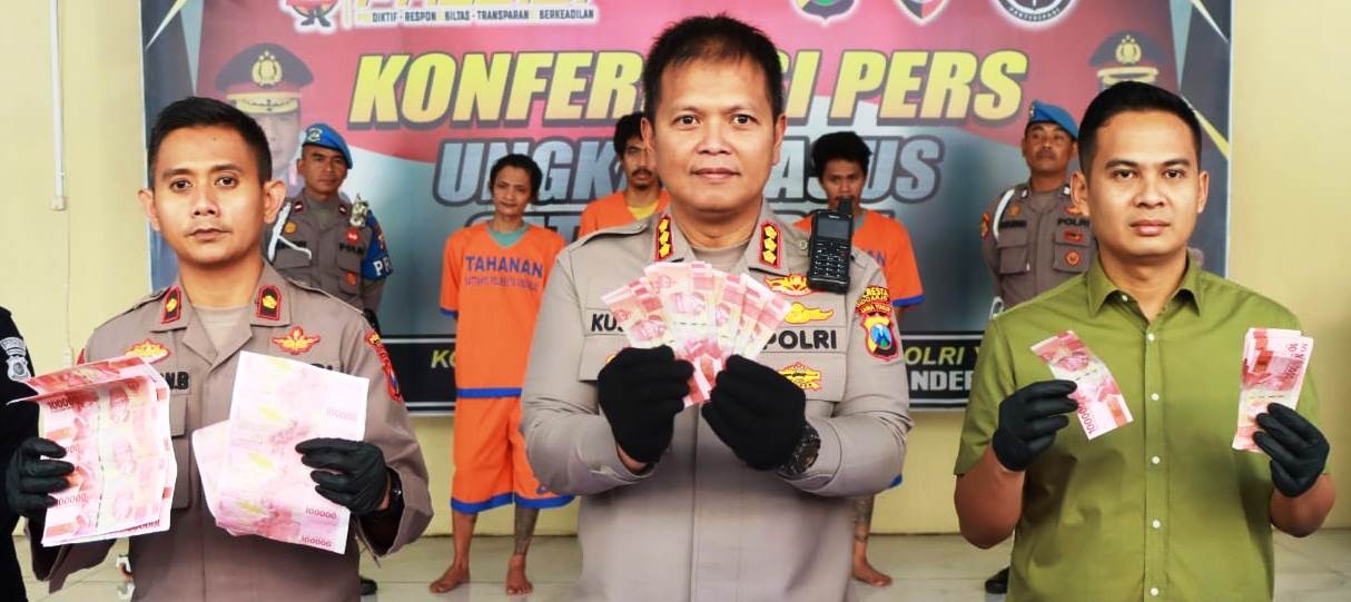 DICETAK: Kapolresta Sidoarjo Kombes Pol Kusumo Wahyu Bintoro menunjukkan barang bukti uang palsu.  &nbsp;