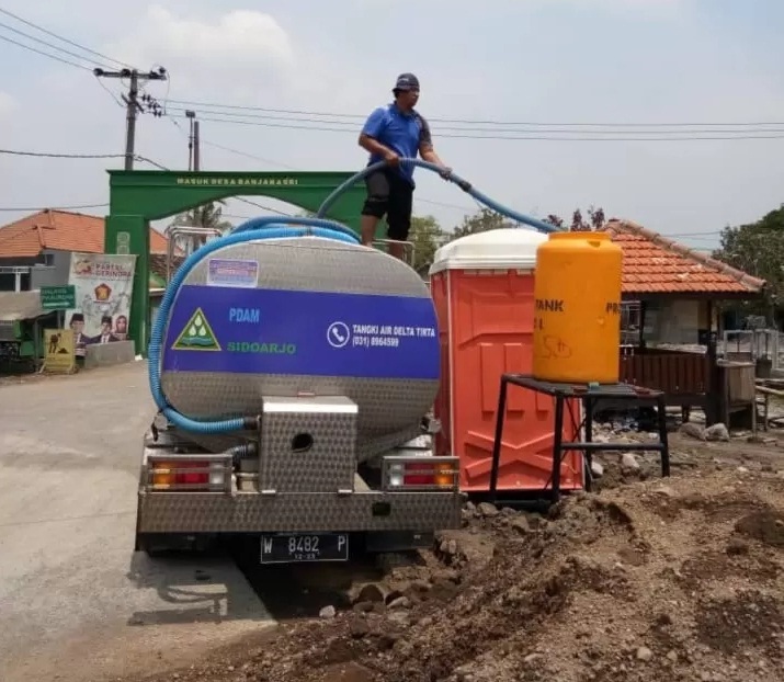 SUPLAI: Truk tangki Perumda Delta Tirta yang mendistribusikan air ke warga. (IST)
