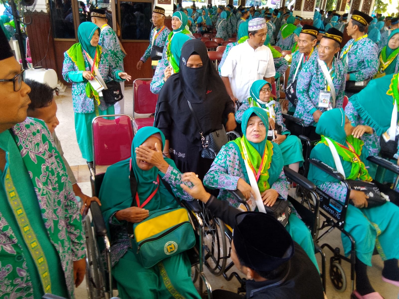 TERHARU: Calon jemaah haji asal Sidoarjo saat akan berangkat dari Pendapa Delta Wibawa.