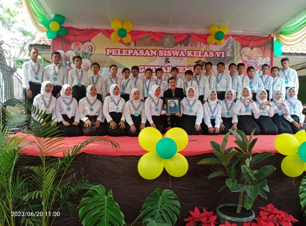 BANGGA: foto bersama Kepala SDN Kenongo 1 Karno Edy (tengah pakai jas) dalam kegiatan pelepasan siswa kelas 6 dan gebyar seni. (ANAS/RADAR SIDOARJO)
