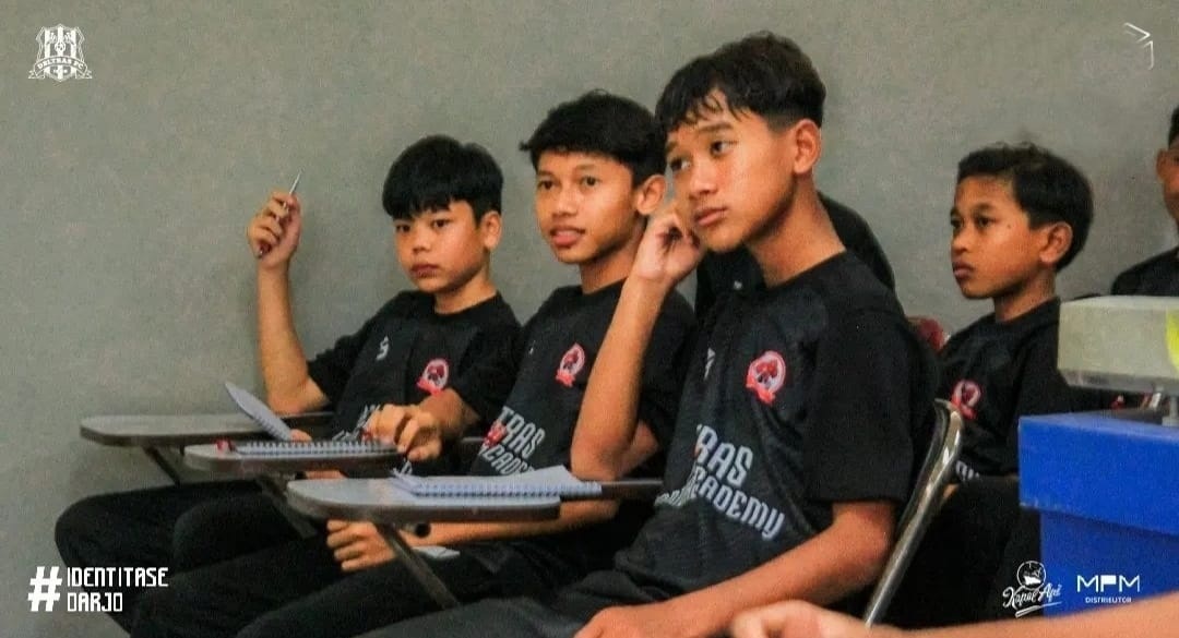 SEMANGAT: Pemain Akademi Deltras mendapatkan materi.  &nbsp;