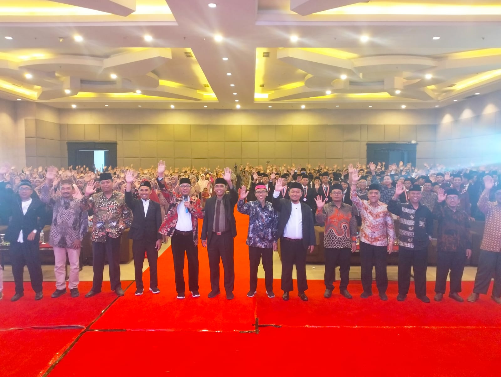 KOMPAK: Foto bersama pengurus, guru, santri, dan wali santri dalam kegiatan Wisuda Akbar SMP-MA DAFI Pesantren Al Qur