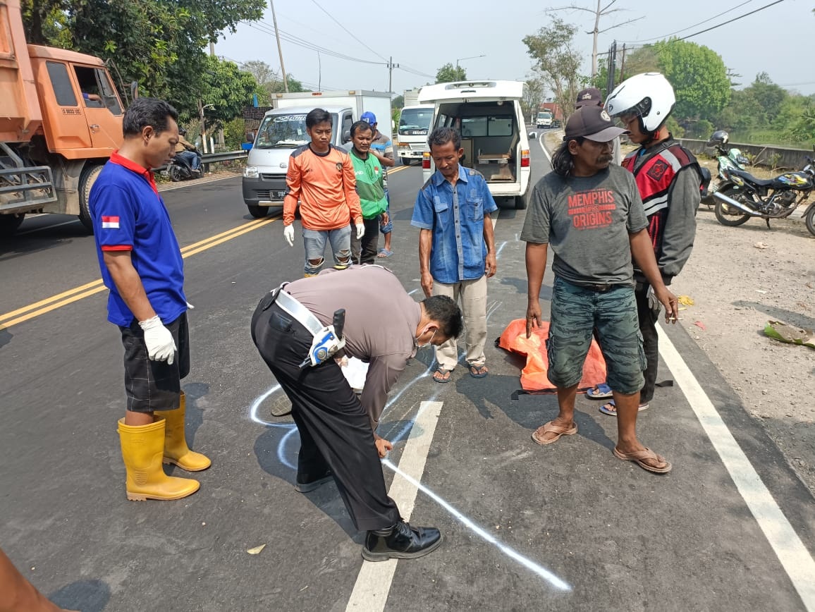 TRAGIS: Polisi lakukan olah TKP kejadian kecelakaan. (IST)