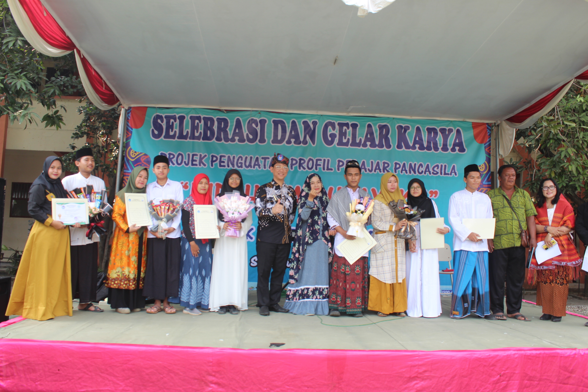 SELAMAT: Kepala SMKN 1 Sidoarjo Dhanu Lukmantoro (tujuh dari kiri) memberikan sertifikat kepada penghafal Alquran terbaik pada acara Selebrasi dan Gelar Karya P5. (ANAS/RADAR SIDOARJO)