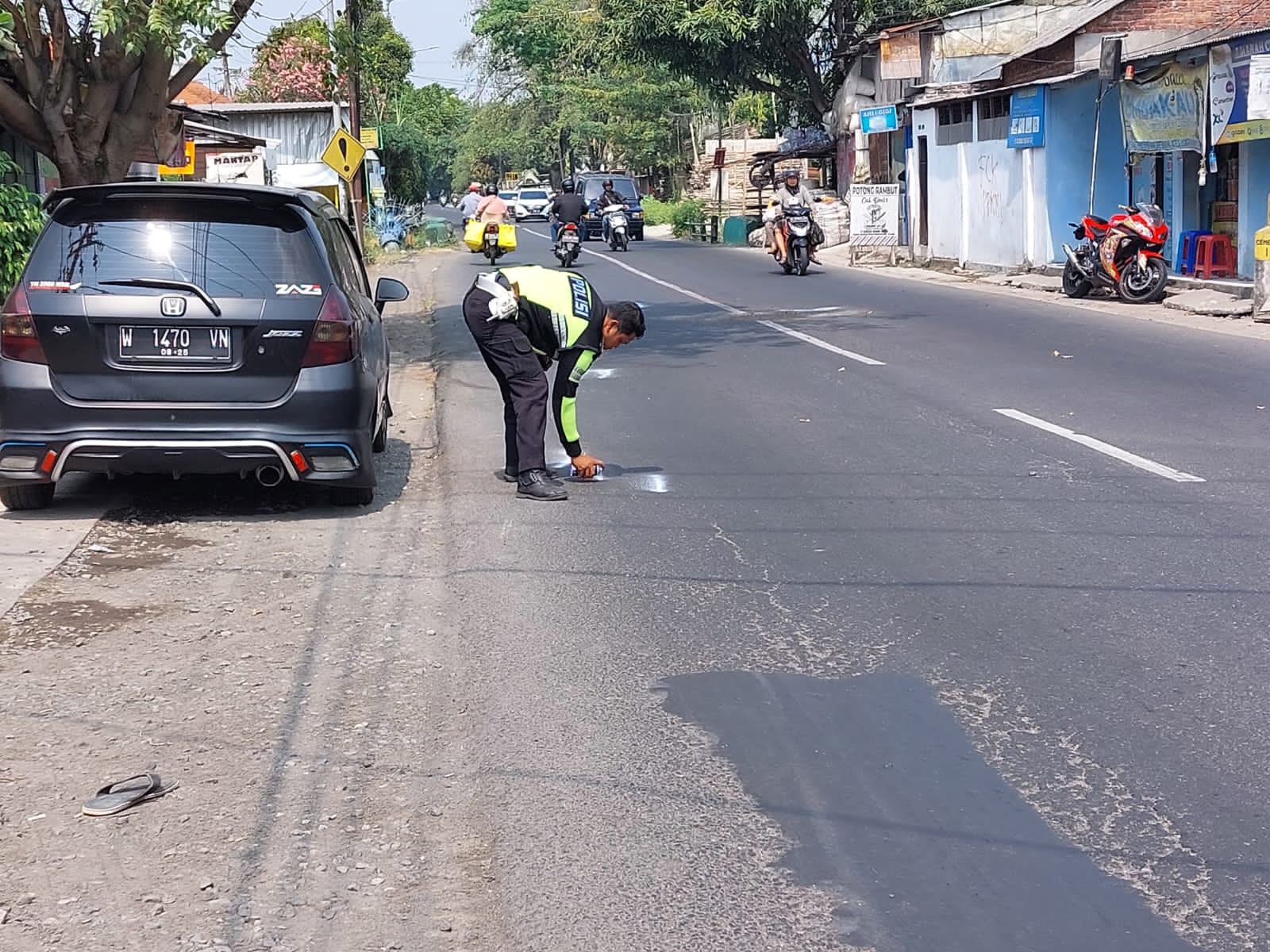 NAHAS: Polisi sedang melakukan olah TKP di Jalan Raya Sarirogo. (IST)