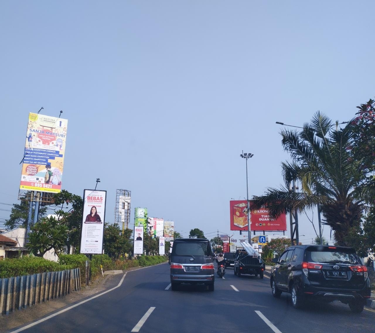 PADAT: Deretan reklame yang dipasang di bundaran Aloha. (ANNISA FIRDAUSI/RADAR SIDOARJO)
