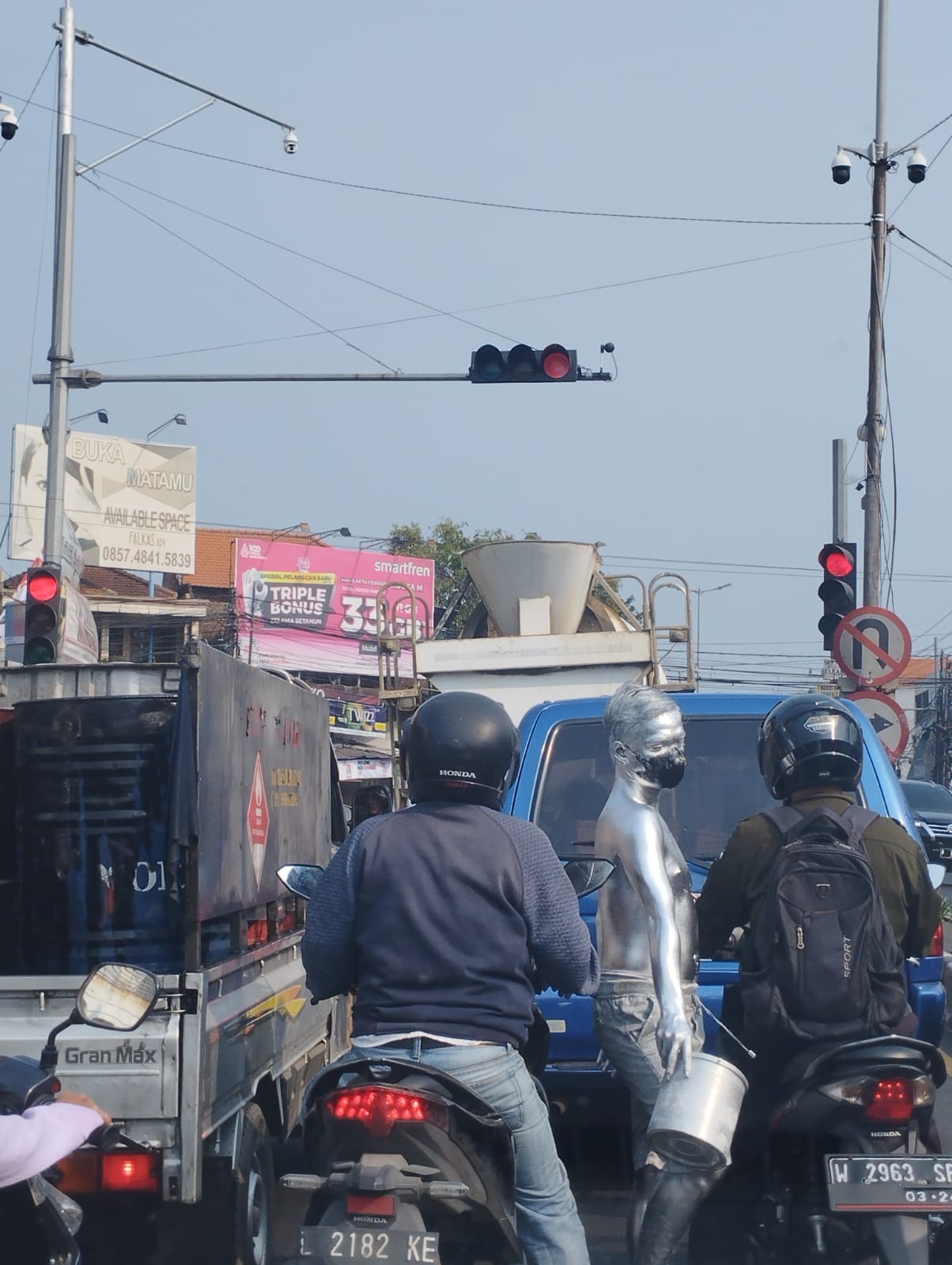 MASIH MUDA: Salah satu manusia silver yang ada di perempatan Gedangan. (ANNISA FIRDAUSI/RADAR SIDOARJO)