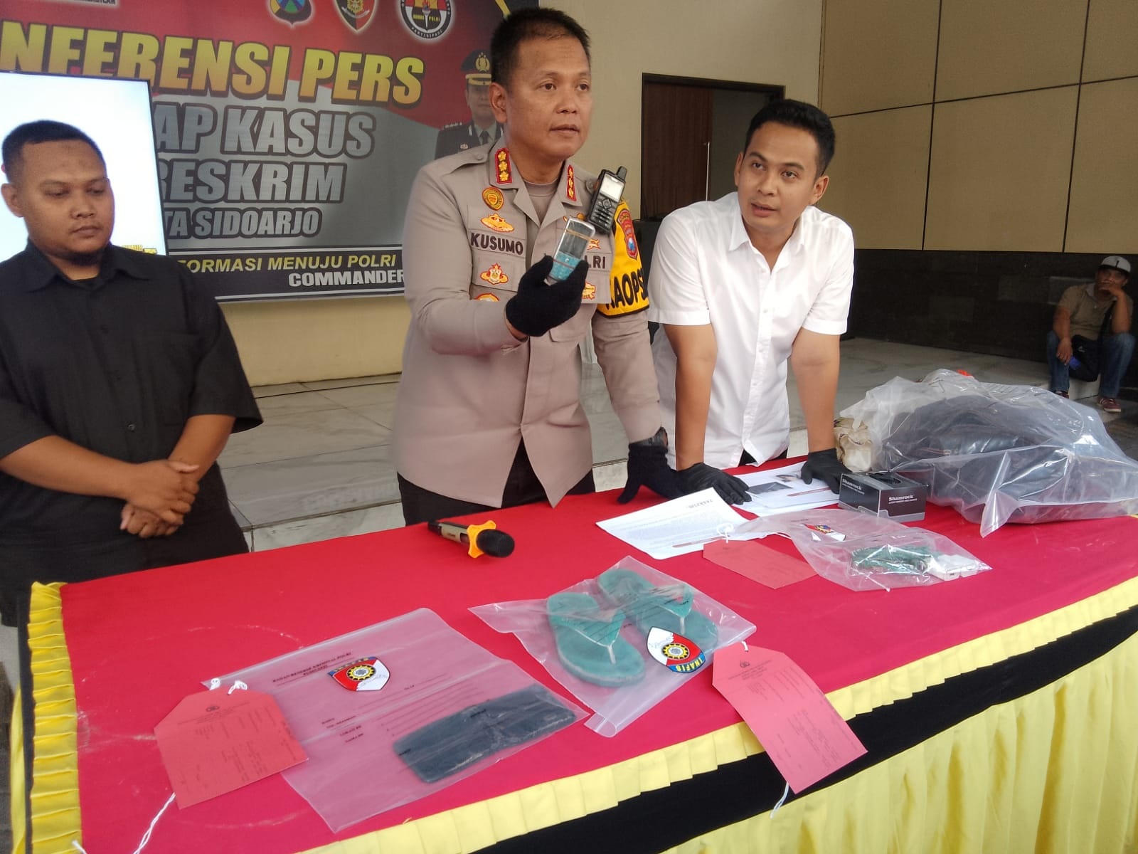 BARANG BUKTI: Kapolresta Sidoarjo Kombespol Kusumo Wahyu Bintoro saat rilis perkara laka lantas. (DICKY PUTRA SANSIRI/RADAR SIDOARJO)