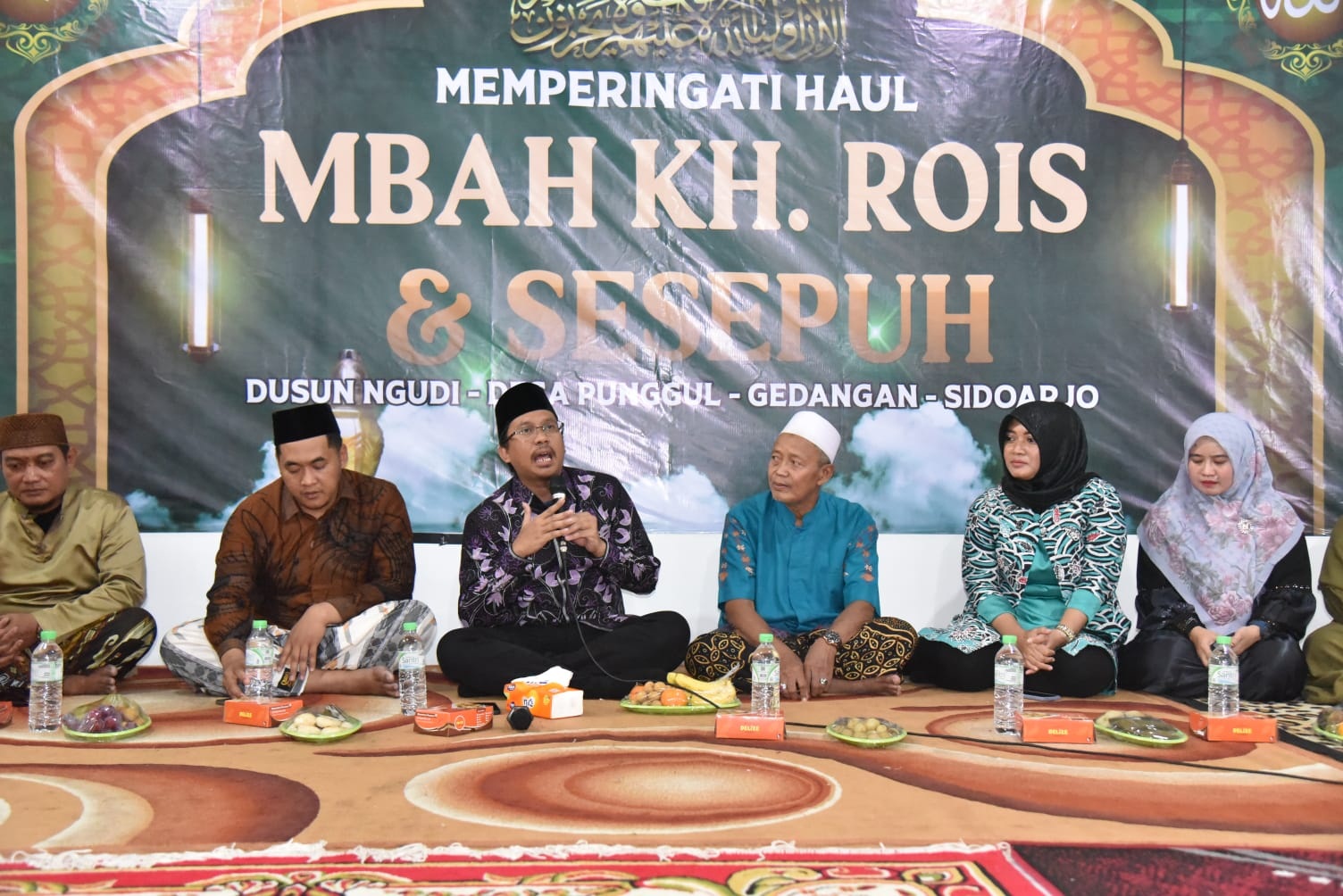KHIDMAT: Bupati Sidoarjo Ahmad Muhdlor saat menghadiri haul Kiai Rois di Gedangan.