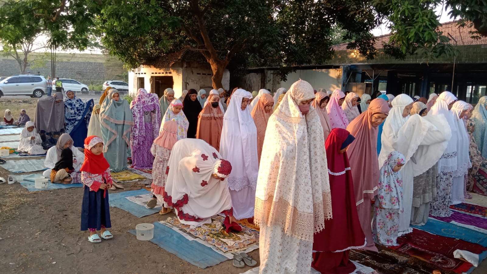 KHUSYUK: Jemaah salat Idul Adha di Masjid Nurul Azhar, Rabu (28/6). (IST)