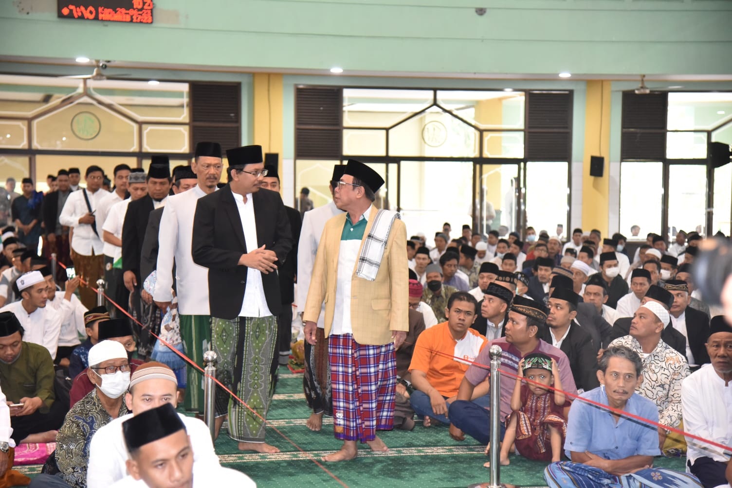 SESUAI JADWAL: Bupati Sidoarjo Ahmad Muhdlor saat memasuki Masjid Agung Sidoarjo.