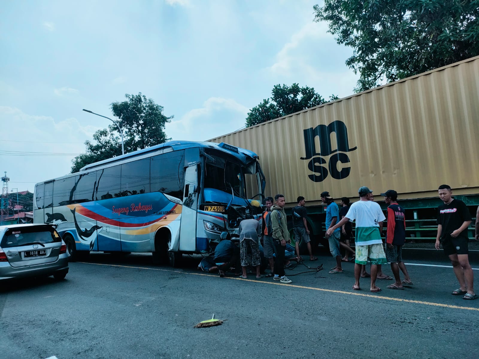 PARAH: Kondisi bus Sugeng Rahayu rusak usai tabrakan.