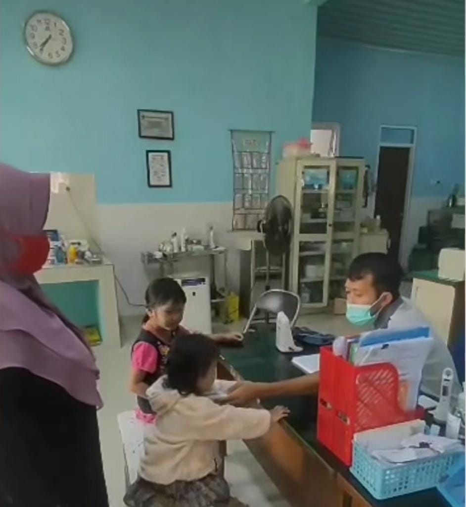 PELAYANAN: Tenaga kesehatan di Puskesmas Porong sedang melayani pasien. (IST)