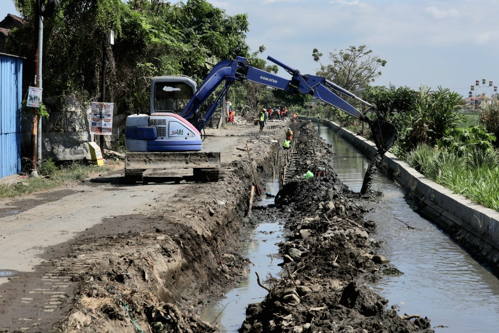 SULIT DILEWATI: Kondisi jalan yang rusak di Desa Banjarsari, Kecamatan Buduran. (IST)