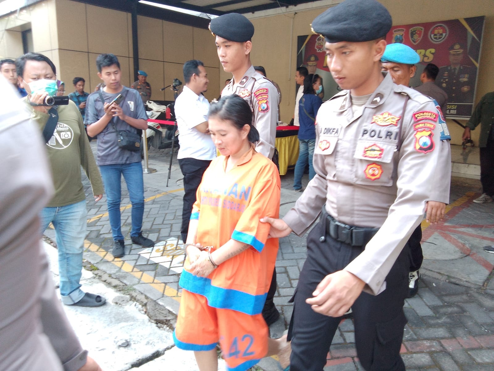 TERHIMPIT EKONOMI: Tersangka Enggar diamankan polisi. (DIKY PUTRA SANSIRI)