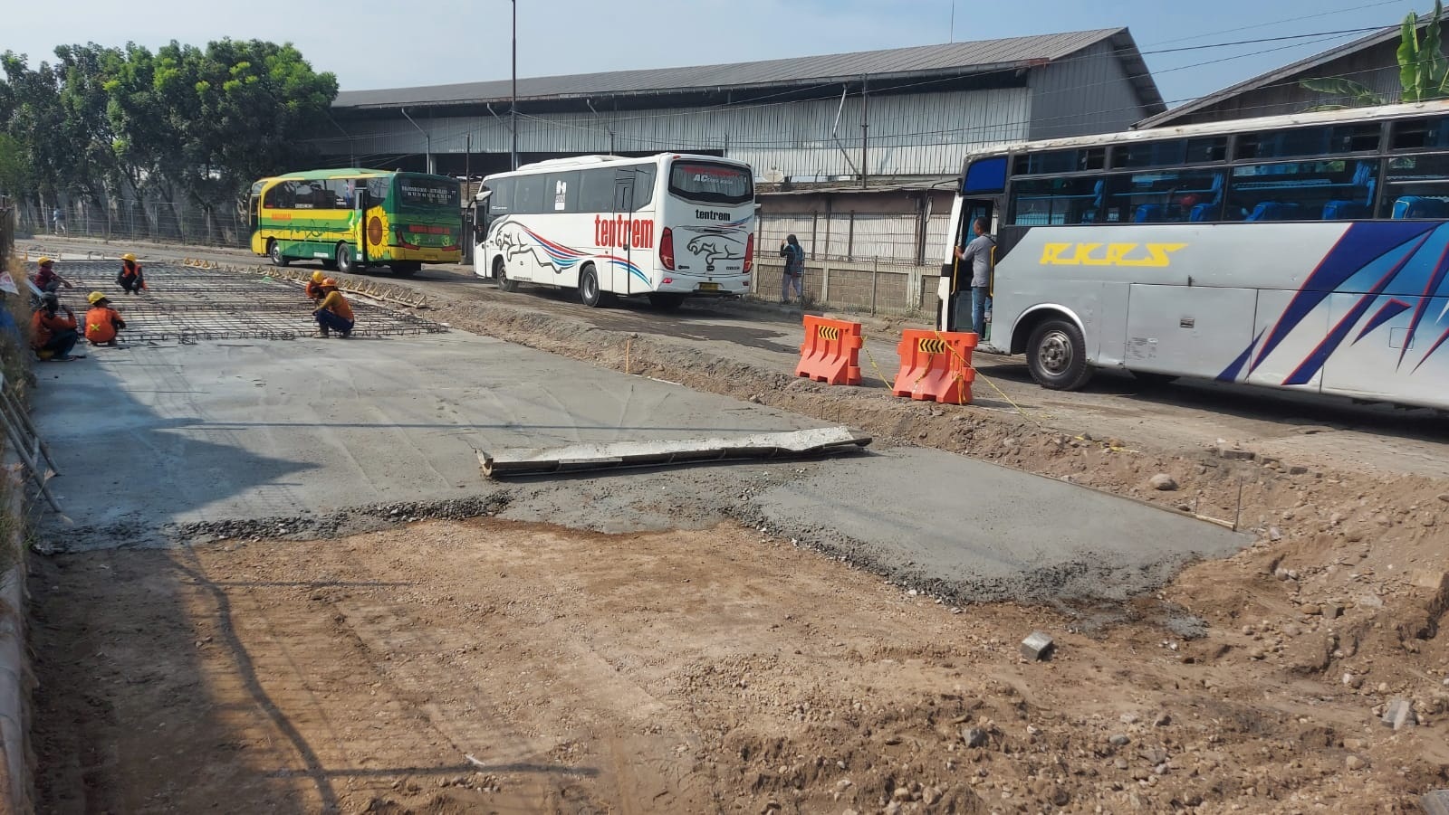 BIAR KUAT: Akses jalan ke pintu keluar Terminal Purabaya mulai digarap untuk dicor. (DIKY PUTRA SANSIRI/RADAR SIDOARJO)