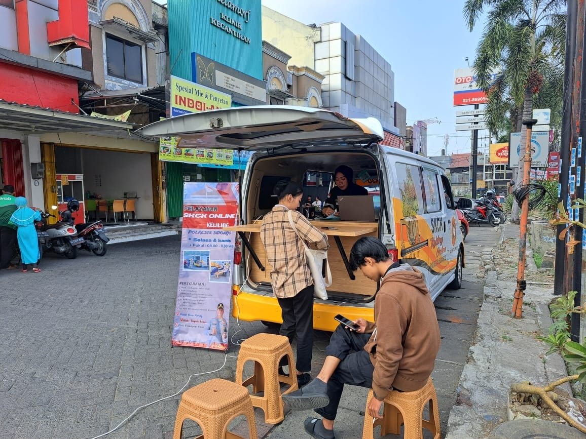 LEBIH DEKAT: Layanan SKCK keliling yang ada di kawasan ruko Tropodo, Waru. (IST)