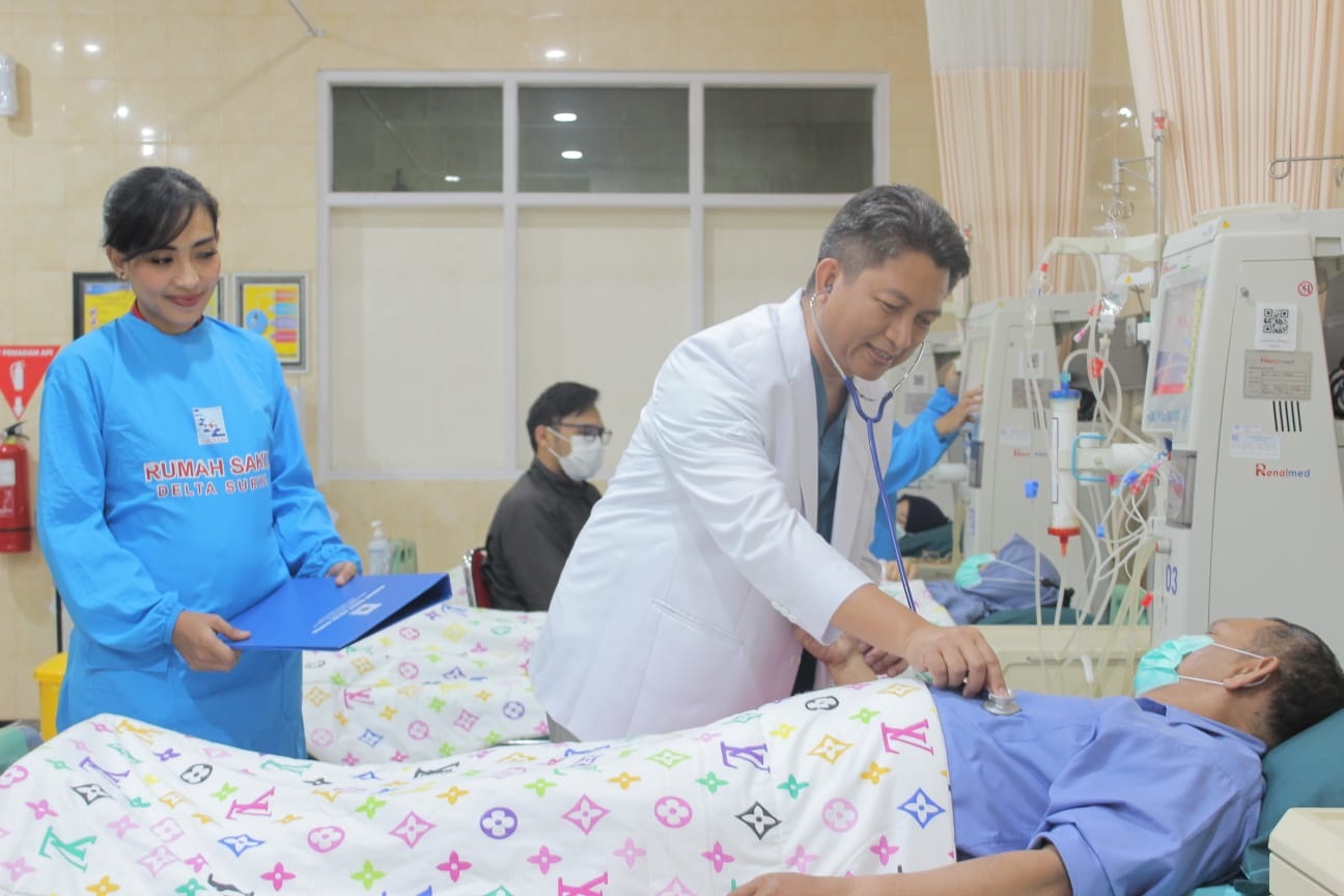 PERIKSA: Dokter Spesialis Penyakit Dalam RS Delta Surya dr Puguh Widagdo Sp.PD-Finasim saat menangai pasien yang hendak cuci darah.