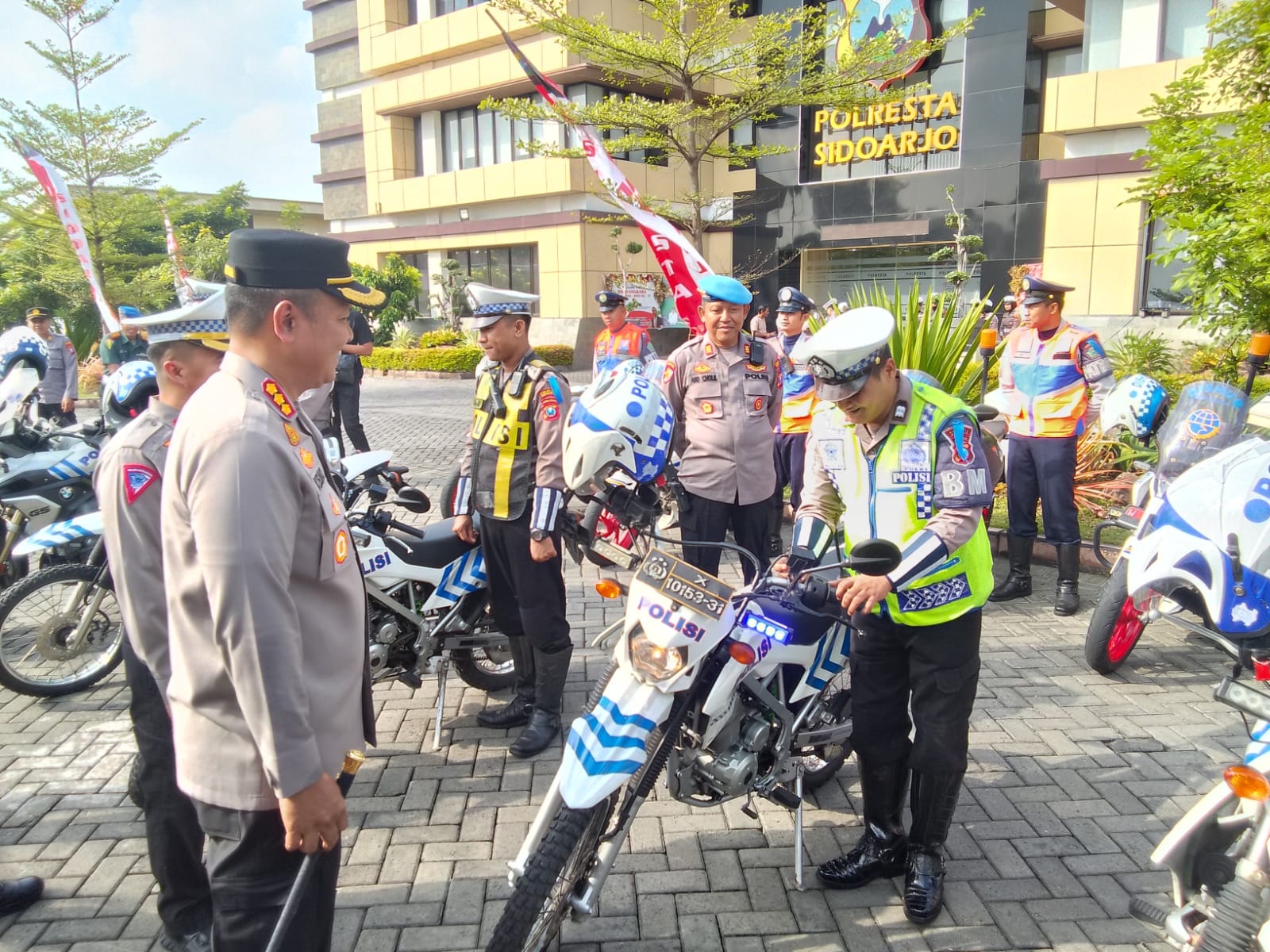TEGAS: Kapolresta Sidoarjo Kombes Pol Kusumo Wahyu Bintoro mengecek kesiapan anggota dalam Operasi Patuh Semeru 2023. (DIKY PUTRA SANSIRI/RADAR SIDOARJO)